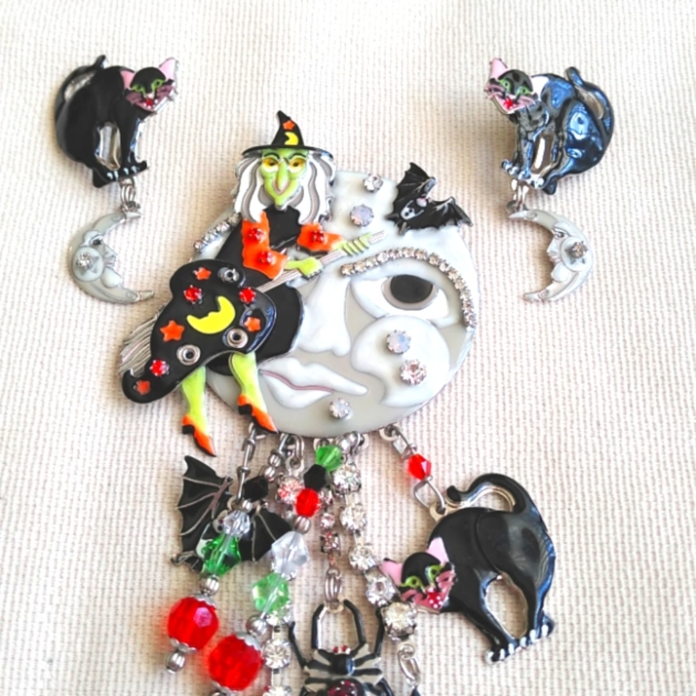 LATR2GO WITCH ON THE MOON PIN/ENHANCER - Picture 12 of 12